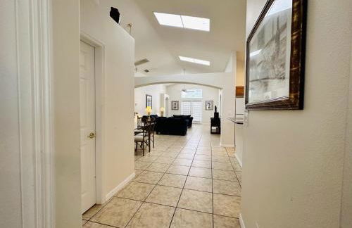 Spacious, Open Layout And Pool Relaxation! - Foto 15