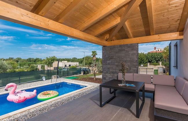 Villa in Novigrad With Private Pool and Beach - Photo 20