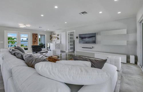 Intercostal Front Singer Island Pool Home - Photo 15