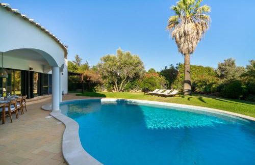 Luxury Private Family Villa with Pool AC & Parking - Foto 43
