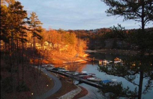 Lake front Keowee Condo with Balcony & Resort Amenities! 20 min to Clemson condo - Foto 48