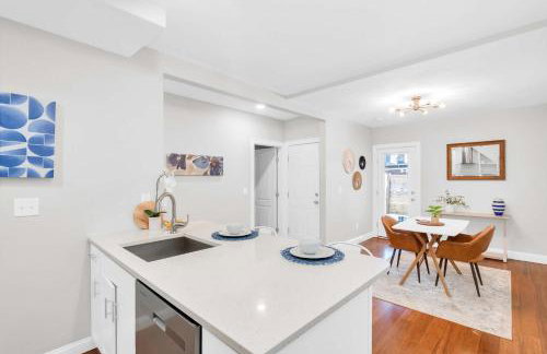 Jennifer's Chic Modern 1st Floor Apt Private Patio - Foto 12