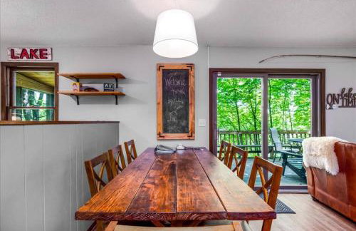 Cozy Lake House with Fireplace, Views, Close to Skiing! - Foto 10