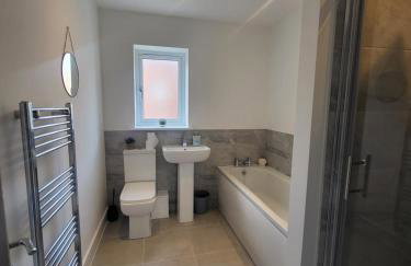 Bright & Spacious 3-Bed Rotherham Home Ideal for Families or Contractors - Foto 6