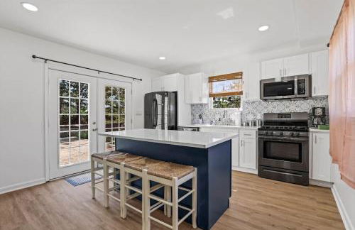 Beach house - 3BR Beach Gem - 30ft to Sand & Walk to Amusement Park - Foto 4