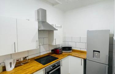 1 Bedroom Pet Friendly Apt Wd Free Wifi, Parking, Netflix & Pool Table. Sleeps 3 - Photo 3