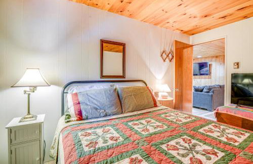 Charming Tamworth Cabin with Grill and Fireplace - Foto 16