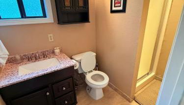 Centrally located adu - Photo 3