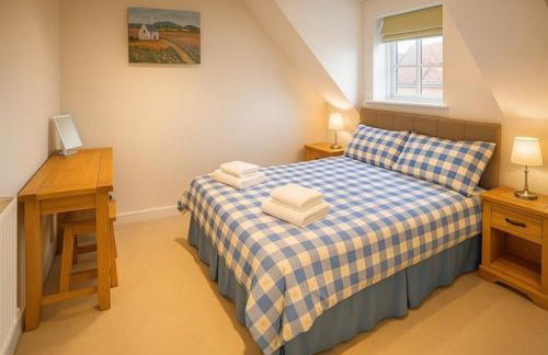 Elegant 2BD Townhouse in Thirsk: Cozy & Stylish - Photo 2