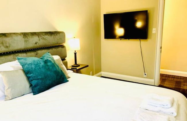 Professional Three Bedroom Condo Suite - Foto 6