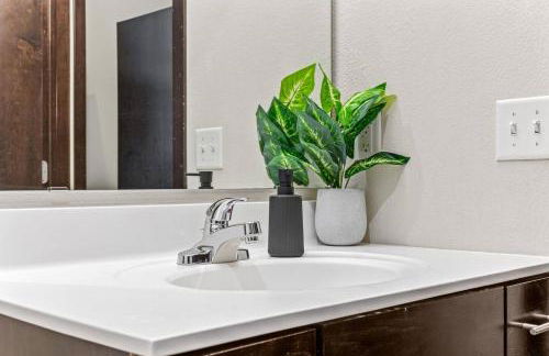 DT 2BD Steps from Target Field+GYM+KTCHN+LNDRY - Foto 32