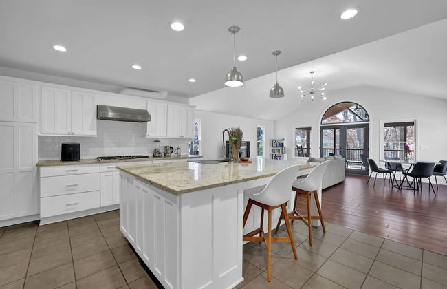 Chamblee Retreat 3BR Home w Spacious Porch - Foto 3