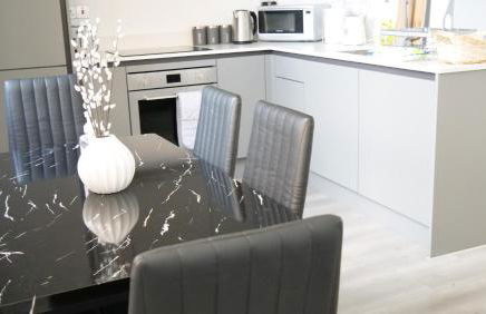 Stylish 2 bedrooms, 2 bathrooms with workspace in Milton Keynes - Photo 3