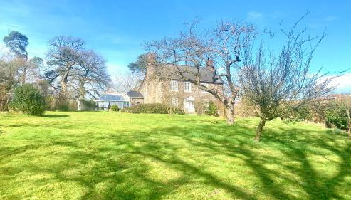 Mid-Wales Farmhouse, swimming pool, tranquil countryside views, sleeps 14 - Foto 5, Garden, Garden view