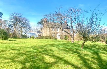 Mid-Wales Farmhouse, swimming pool, tranquil countryside views, sleeps 14 - Foto 5
