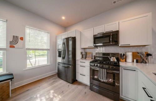 Hot Tub Amazing Location! Modern Ohio City Luxury 2 King Beds - Foto 6