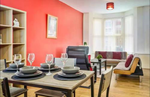 The Red Retreat, 7 Beds, Garden, Free Parking, Contractors, Fast Wifi, Smart TV - Foto 1