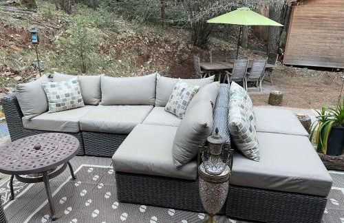 A Lovely Cabin House at Way Woods Retreat with Outdoor Hot Tub! - By Sacred Hub MGMT - Foto 3