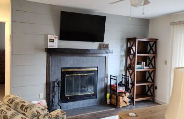 Mt Snow Condo with Pool Mountain Views Half Mile to Mtn - Photo 1