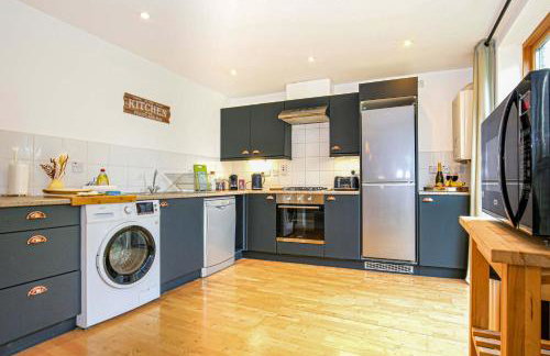 Beautiful City Centre Apartment with Free Parking, Fast-Wifi, SmartTV with Netflix and Private Garden by Yoko Property - Foto 6