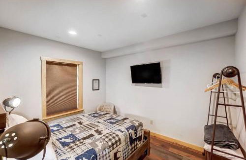 Large Log Cabin Chalet w/ Hot Tub - Horses & Lake! - Foto 11