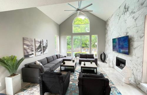 Captivating 6BR 3B Home with Pool & Fire Pit - Foto 5