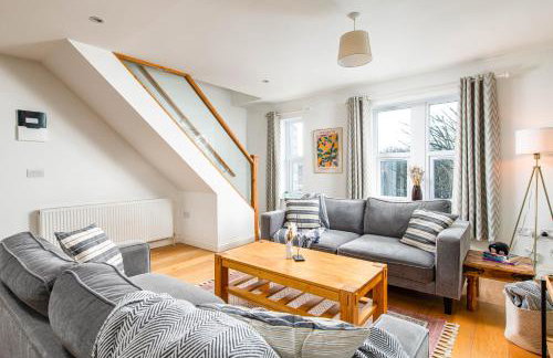 Large 5Bed Town House-Sleeps 9-By FabAccommodation - Foto 18