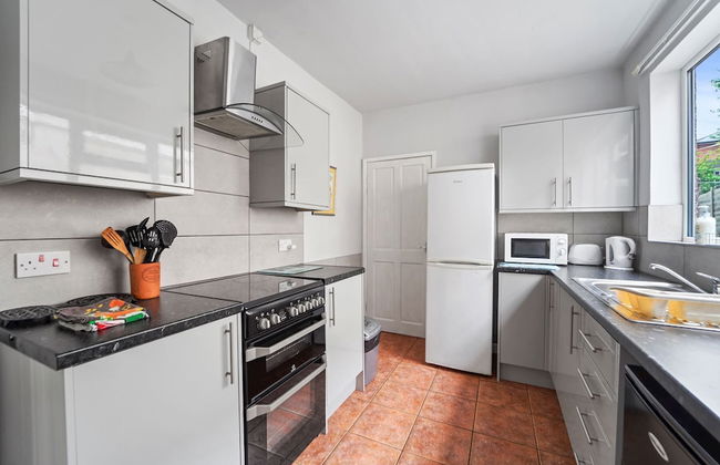 4 Bed Homely Retreat - Wolverhampton - Photo 7