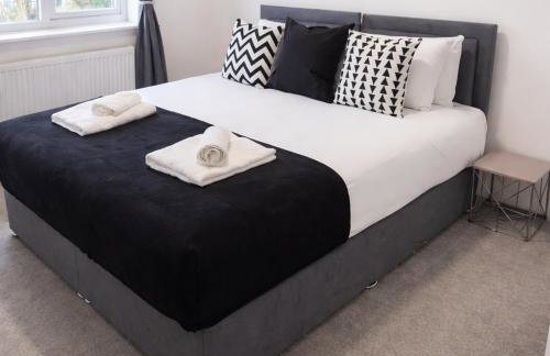 3 Bedroom Family Home with Drive & Garden near South Wimbledon - Foto 1