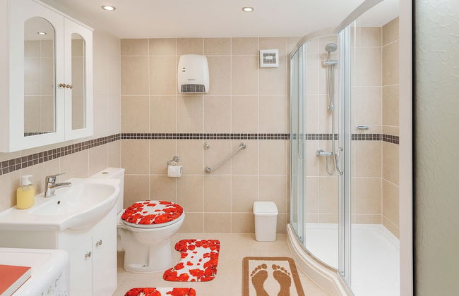 2 Bed Villa - Sleeps 7 - Private Garden - Parking - Photo 8