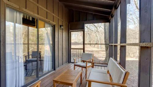 Peaceful Woodland Cabin with Screened Porch & Arcade Near Siloam Springs City Lake, Gentry, AR - Foto 2