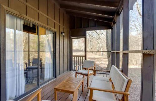 Peaceful Woodland Cabin with Screened Porch & Arcade Near Siloam Springs City Lake, Gentry, AR - Foto 2