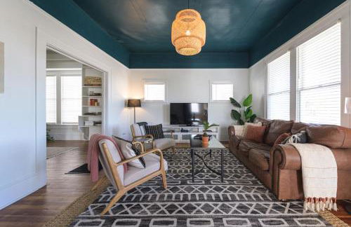 Restored 1930s Uptown Bungalow 2 min to Magnolia Silos - Photo 6