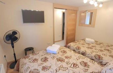 London Luxury 3 bedroom flat, 2 bathrooms, Living Room, free parking, 4 mins to station, garden - Foto 67