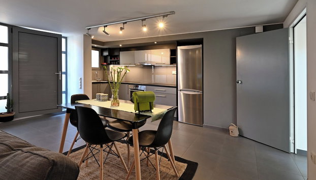 Gazi Metro APT Urban Balcony Oasis - Foto 4, Servicio de comidas en la habitación