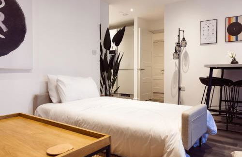 Spacious 1-Bedroom Apartment near Kew Gardens with Balcony & Parking - Foto 23