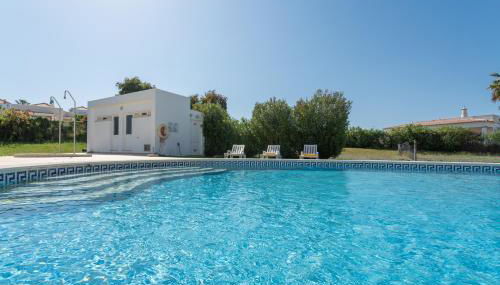 BnB Homes Large fully equipped Apartment with 2 bedrooms, swimming pool & patio - Foto 2, sunbed