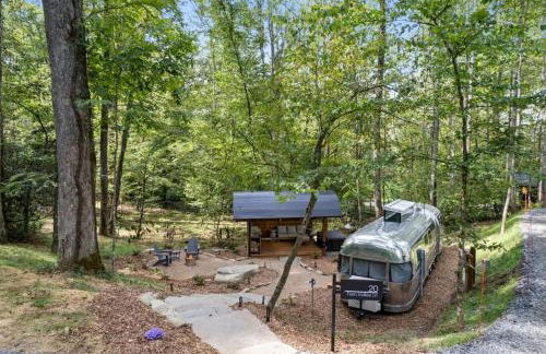 Airstream w Bathtub, River, & Hot Tub - Foto 34
