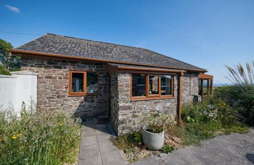 Brofallen - spacious holiday cottage with sea views and enclosed garden - Photo 17
