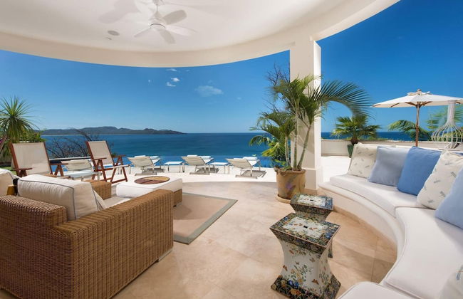 Exquisite Hilltop Villa with Luxurious Modern Design, Sweeping Ocean Views & Sparkling Infinity Pool - Foto 1