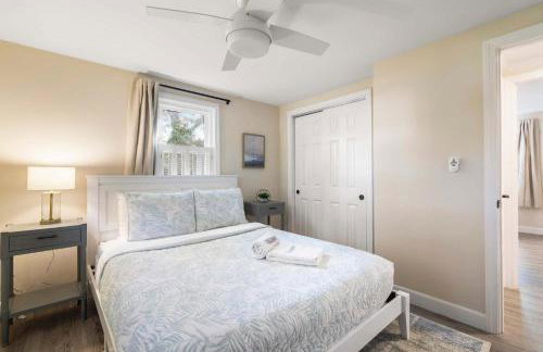 Minutes to Craigville Beach Private Patio and Backyard - Foto 14