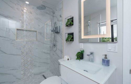 New! Miami & Calle Ocho Simpson's Funhouse! - Photo 10