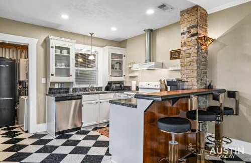 East Austin 2BR 1BA w Patio and Grill, Pet-Friendl Walk to 6th By Austin Vacay - Foto 32