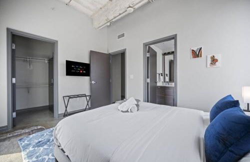 Stunning Downtown Apartment with Pool, Laundry, Parking - Foto 17