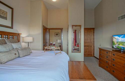 3 bedroom, 2 Full Baths, Slope Side Outdoor Hot Tubs on Site Ski Lift overlook - Foto 15