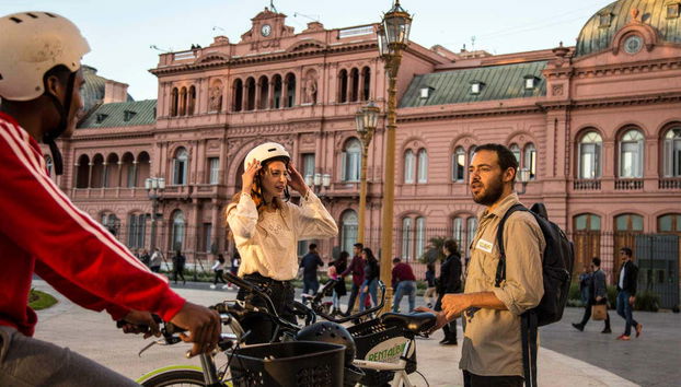 En bicicleta junto a la Casa Rosada de la Plaza de Mayo