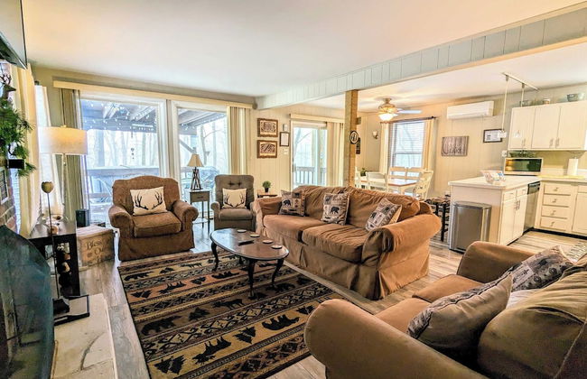 Harmony Cottage by Avantstay Lake Access, Hot Tub, Fire Pit, & Game Room - Foto 7