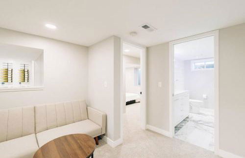 Beautiful luxury home freshly renovated with big yard, seating & grill pad - Foto 9