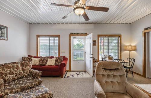 Quiet Riverfront Cabin with Boat Slip Family Friendly Stay in Decatur Nebraska Sleeps 9 - Foto 8