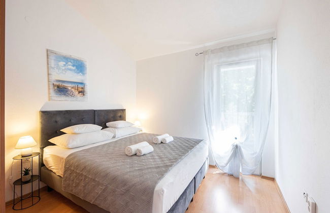 Spacious Prgomet Retreat With Private Pool, Fitness Centre, and Garden - Foto 7